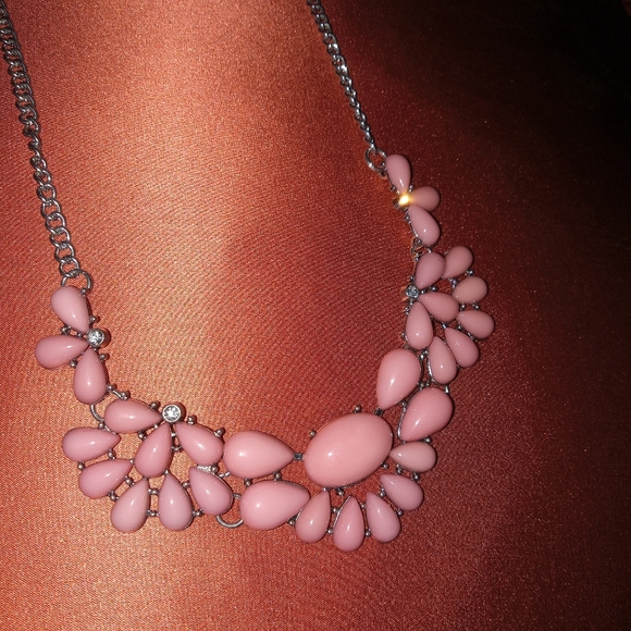 Womans Designer Necklace and Earrings Set. - Picture 4 of 6